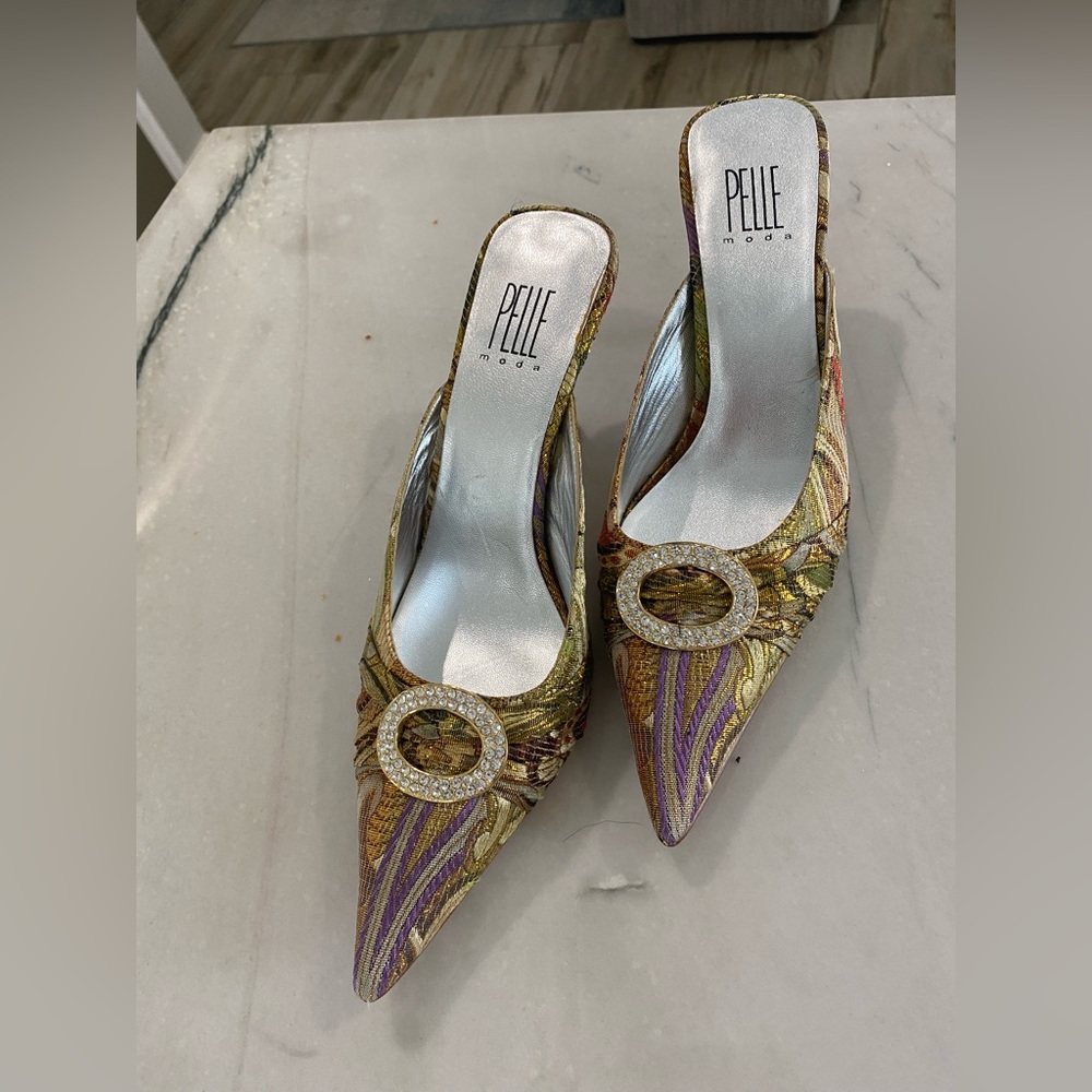 New Pella Moda Woman’s shoes. Size 8. Pella Moda means “fashion in leather”.